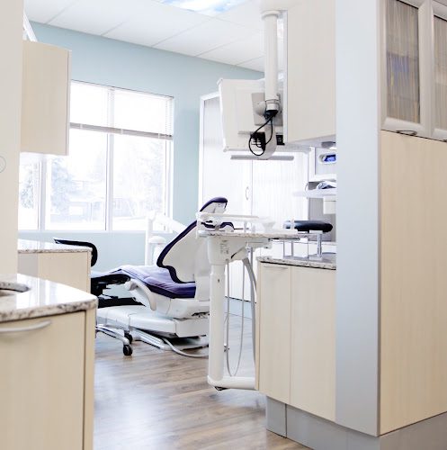 Dr. Chris Sheremata & Dr. Laura Taylor – Triwood Dental Centre